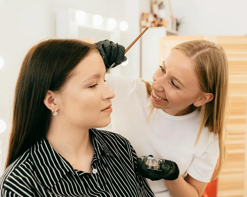 Professionnelle de la beauté au travail dans un studio
