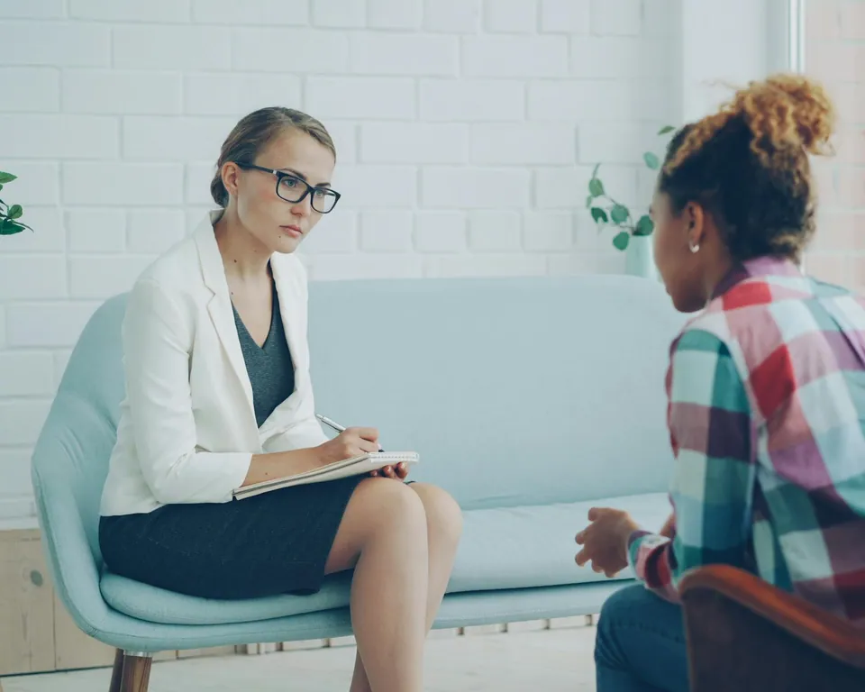 Sesja psychoterapeutyczna — dwie osoby w rozmowie